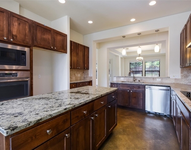 18400 Lakepoint Cv - Photo Thumbnail 12