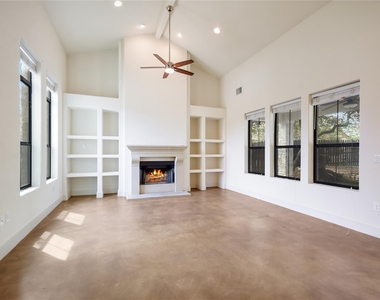 18400 Lakepoint Cv - Photo Thumbnail 3
