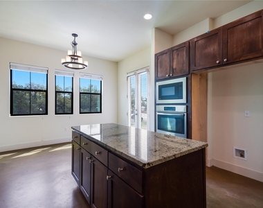 18400 Lakepoint Cv - Photo Thumbnail 9