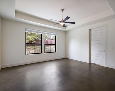 18400 Lakepoint Cv - Photo Thumbnail 16