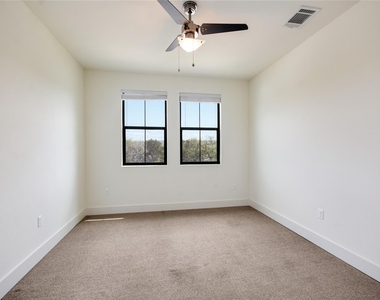 18400 Lakepoint Cv - Photo Thumbnail 25