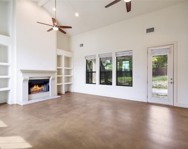 18400 Lakepoint Cv - Photo Thumbnail 2