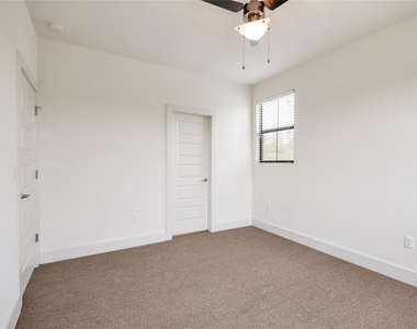 18400 Lakepoint Cv - Photo Thumbnail 26