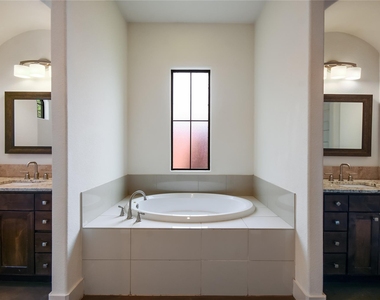 18400 Lakepoint Cv - Photo Thumbnail 17