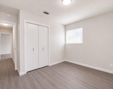 412 Craddock Ave - Photo Thumbnail 5