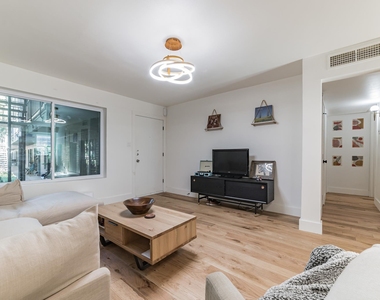 300 Crockett St - Photo Thumbnail 9