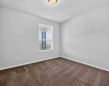 324 E Broade St - Photo Thumbnail 6