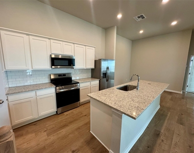 761 Staglin St - Photo Thumbnail 4