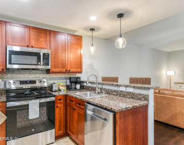 955 Registry Boulevard - Photo Thumbnail 3