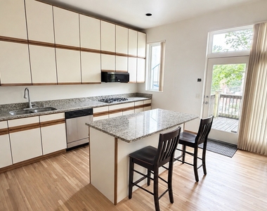534 W Dickens Street - Photo Thumbnail 3