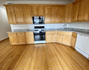 4233 N Kenmore Avenue - Photo Thumbnail 3