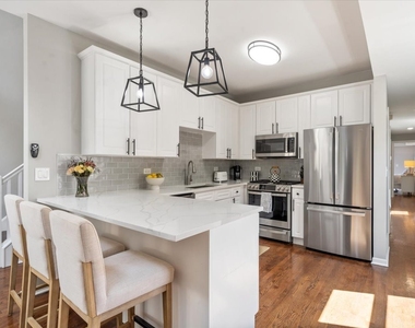 1521 W Wolfram Street - Photo Thumbnail 6