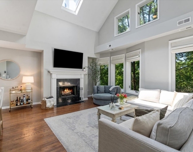 1521 W Wolfram Street - Photo Thumbnail 1