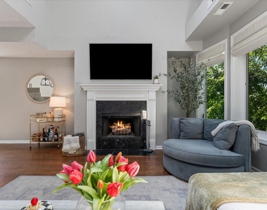 1521 W Wolfram Street - Photo Thumbnail 2