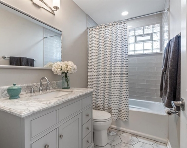 1521 W Wolfram Street - Photo Thumbnail 8