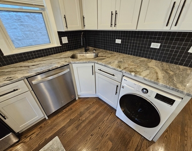 2541 N Southport Avenue - Photo Thumbnail 8