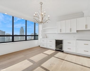 180 E Pearson Street - Photo Thumbnail 11