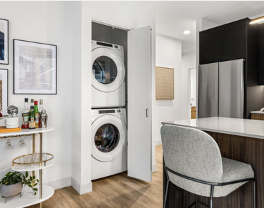 218 E Grand Avenue - Photo Thumbnail 8