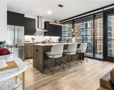 218 E Grand Avenue - Photo Thumbnail 2