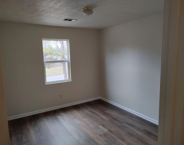 4957 N Redan Circle - Photo Thumbnail 8