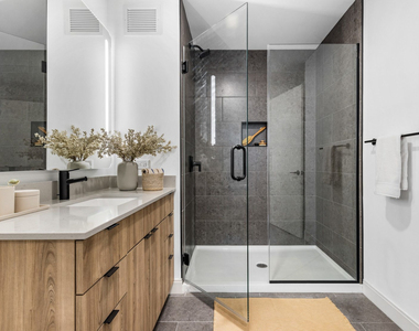 218 E Grand Avenue - Photo Thumbnail 9