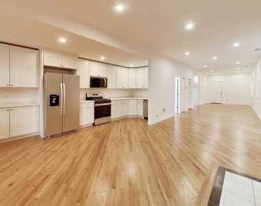 1301 N Oakley Boulevard - Photo Thumbnail 3