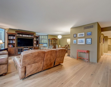 400 E Ohio Street - Photo Thumbnail 10