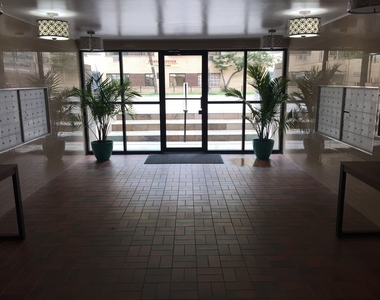 1025 W Hollywood Avenue - Photo Thumbnail 1
