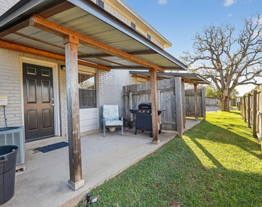 1400 Summit Street - Photo Thumbnail 19