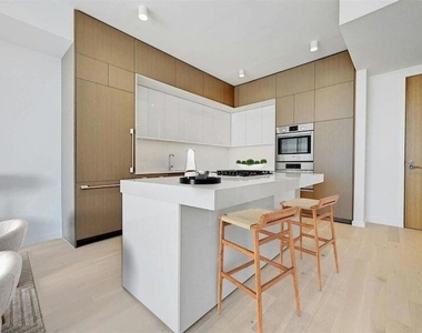 313 W 17th Street - Photo Thumbnail 3