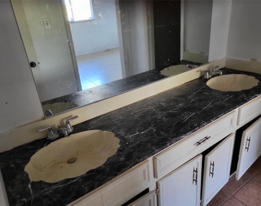 713 Carol Lynn Drive - Photo Thumbnail 6