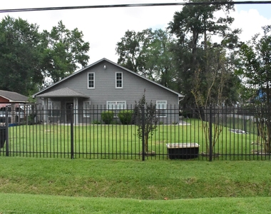 8535 Parkette Drive - Photo Thumbnail 4