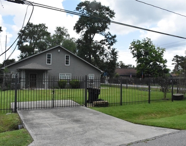 8535 Parkette Drive - Photo Thumbnail 5