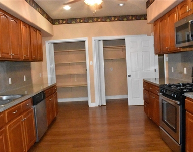 8535 Parkette Drive - Photo Thumbnail 11