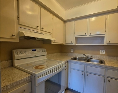1830 Maravilla Avenue - Photo Thumbnail 11