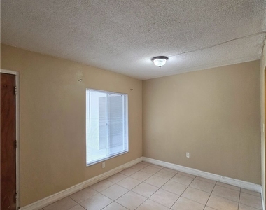 1830 Maravilla Avenue - Photo Thumbnail 17