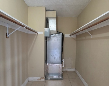 1830 Maravilla Avenue - Photo Thumbnail 16