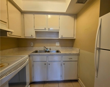 1830 Maravilla Avenue - Photo Thumbnail 12