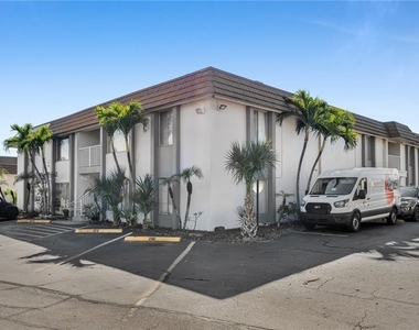 1830 Maravilla Avenue - Photo Thumbnail 4