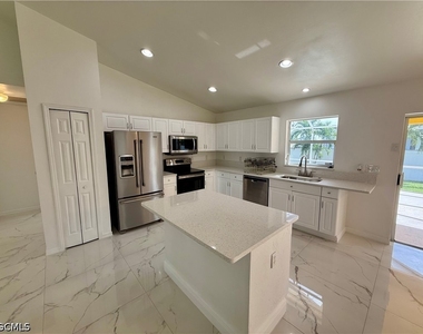 2209 Ne 9th Avenue - Photo Thumbnail 6