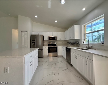 2209 Ne 9th Avenue - Photo Thumbnail 8