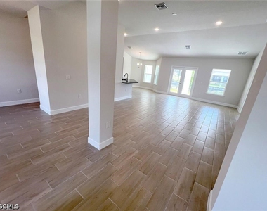 410 Se 1st Terrace - Photo Thumbnail 6