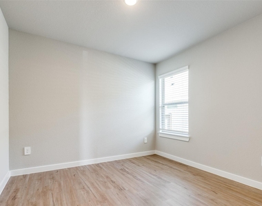949 Gentle Moss Drive - Photo Thumbnail 13