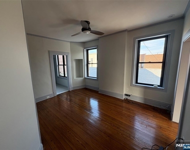 425 Bloomfield - Photo Thumbnail 7