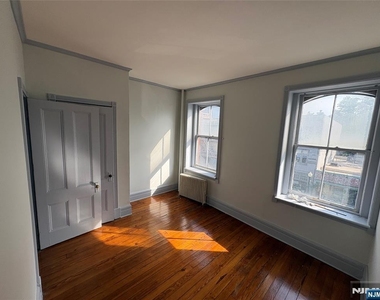 425 Bloomfield - Photo Thumbnail 5