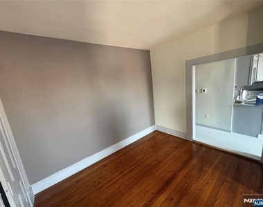 425 Bloomfield - Photo Thumbnail 8