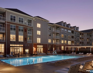 100 Eisenhower - Photo Thumbnail 25