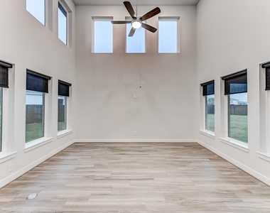 9522 Rialto Creek Drive - Photo Thumbnail 12