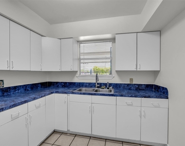 809 Brooks Street - Photo Thumbnail 12