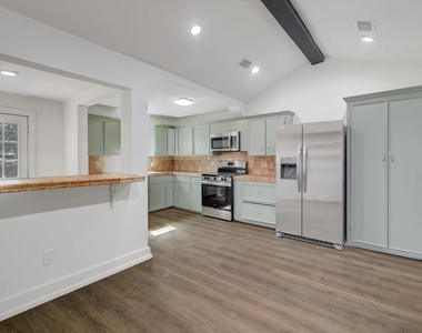 158 E 7th Street - Photo Thumbnail 2